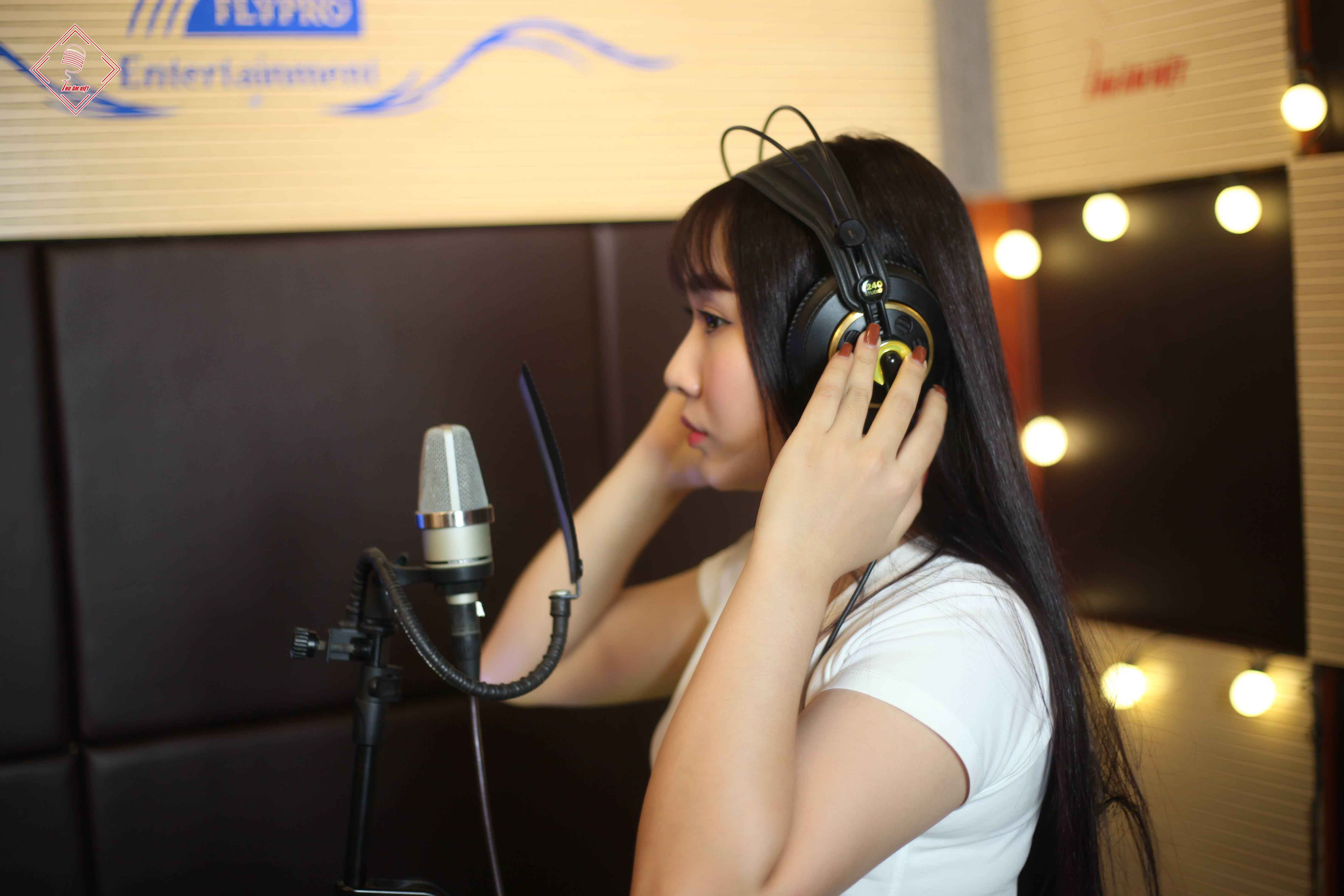 Ca sĩ Hồ Phương Liên ( Á quân Thần tượng Bolero 2017) tại phòng thu âm chuyên nghiệp Thu Âm Việt