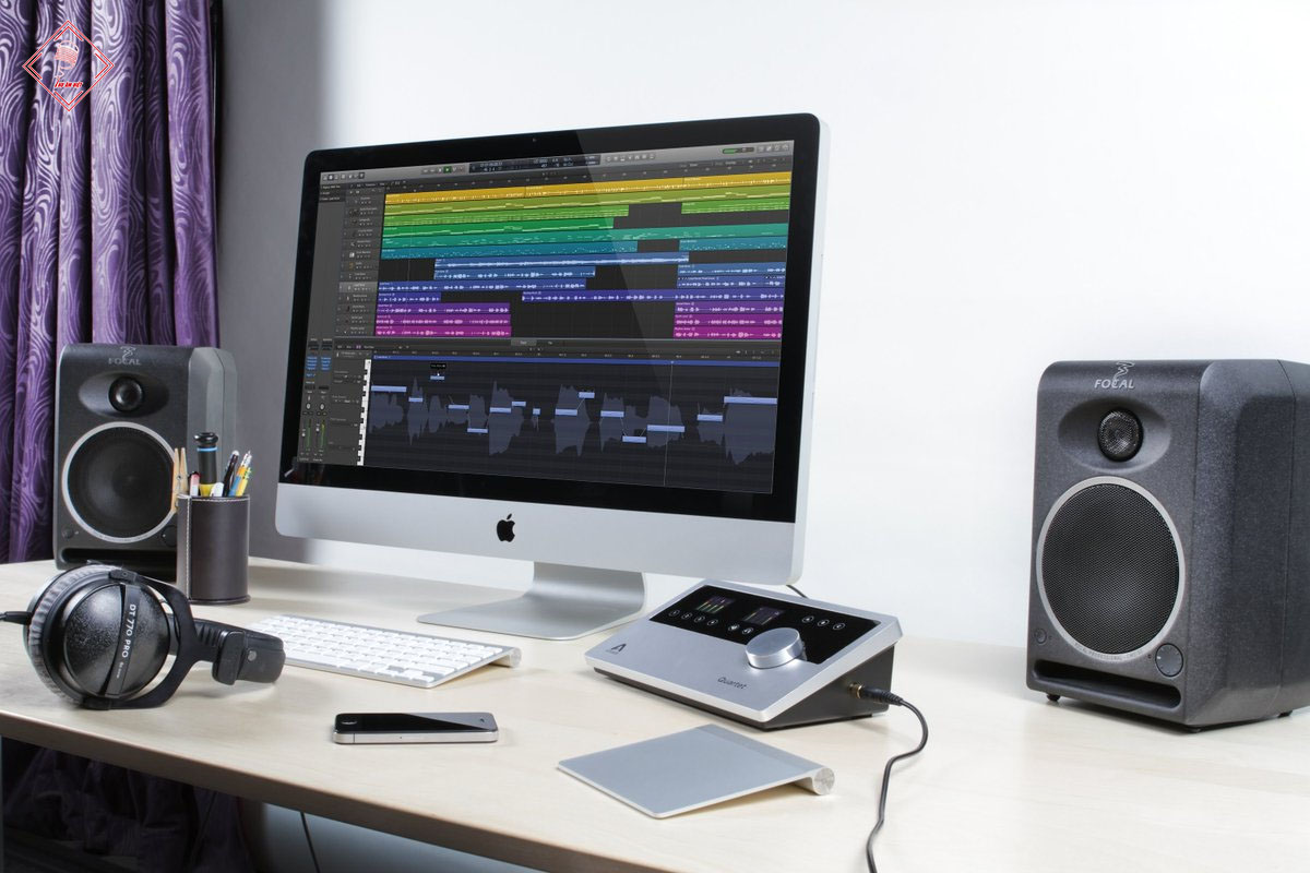 Máy tính và phần mềm xử lý âm thanh Adobe Audition
