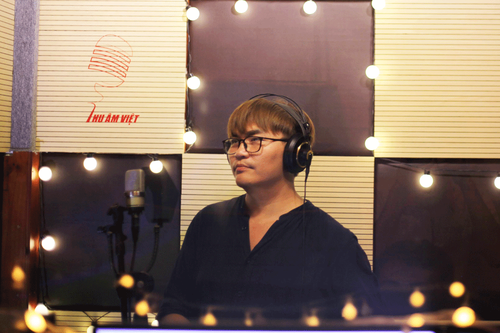 MC Đại Nghĩa tại phòng thu âm chuyên nghiệp Thu Âm Việt