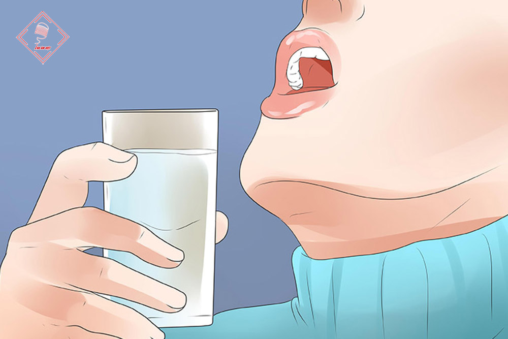 Súc miệng bằng nước muối giúp bạn nhanh phục hồi giọng nói