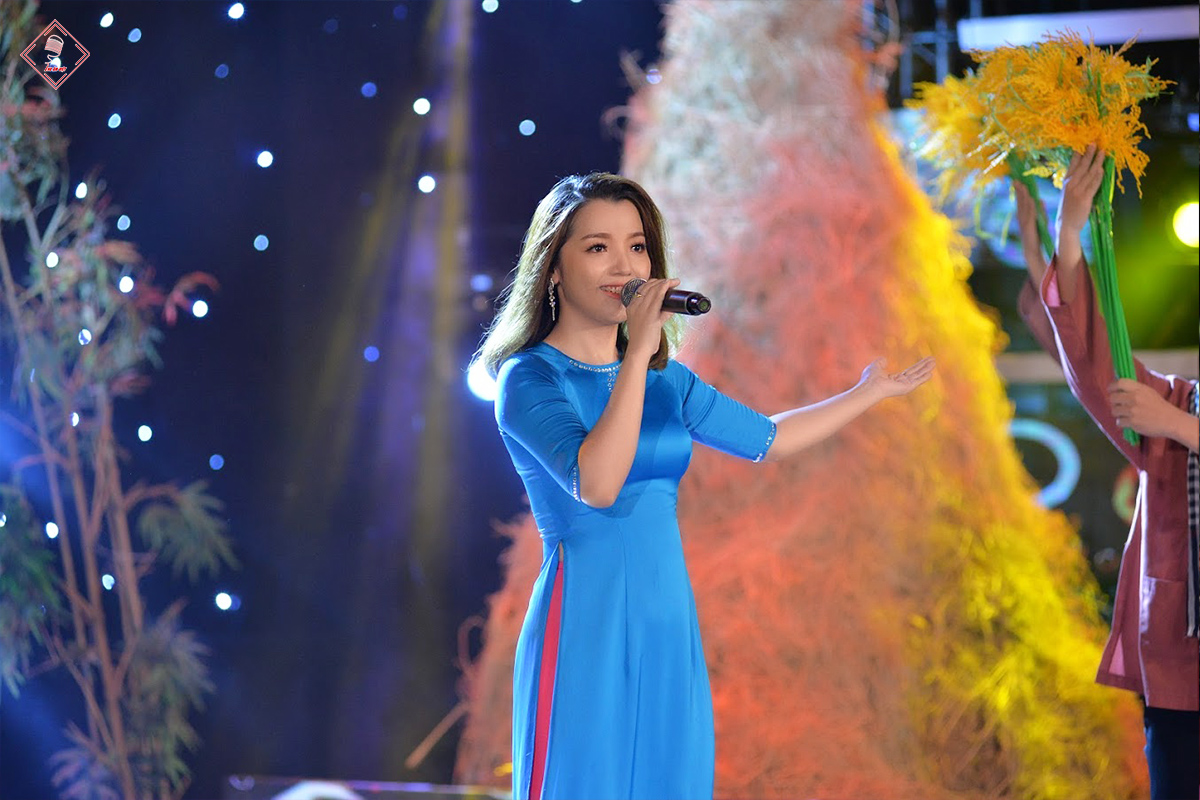 Minh Trang xinh đẹp trong MV sân khấu ca khúc Phù Cát Tình Quê được rất nhiều khán giả yêu thích