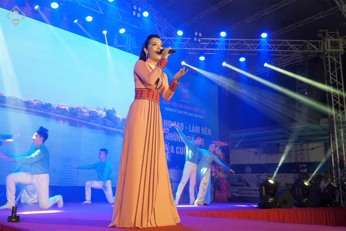 Minh Trang tại cuộc thi Liên hoan tiếng hát Doanh Nhân năm 2019