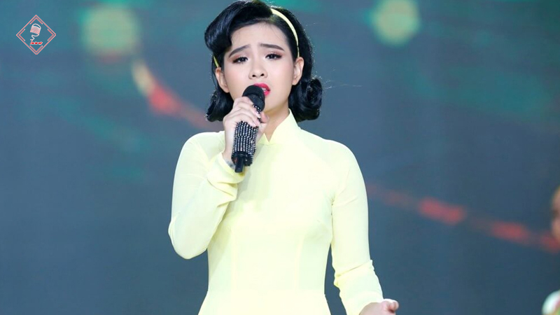 Ca sĩ Quỳnh Trang Bolero trong MV sân khấu