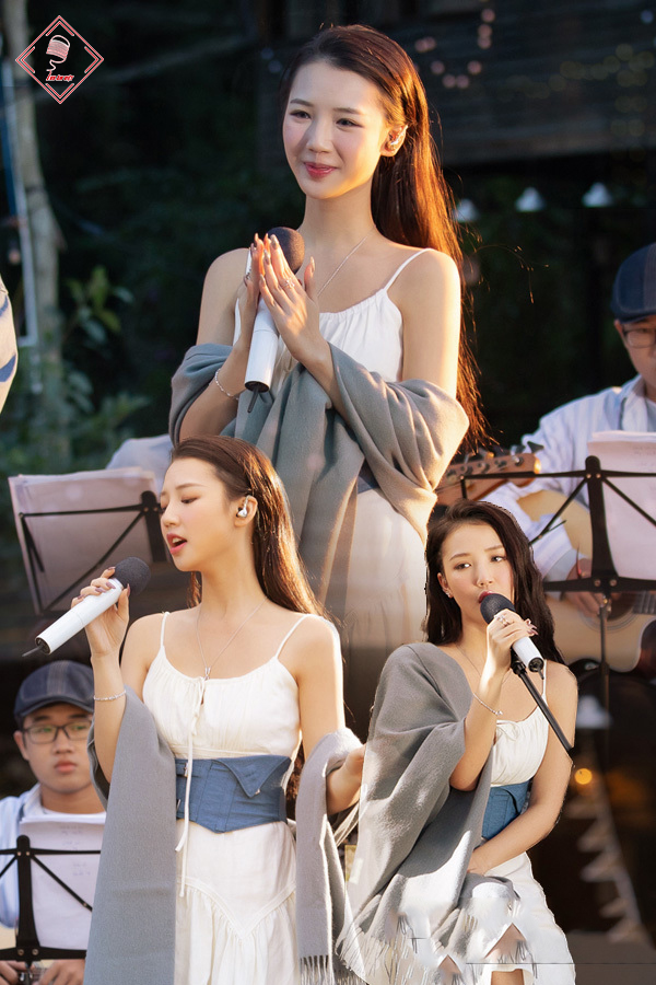 Amee đang là ca sĩ trẻ cực hot và liên tục làm khoáy đảo thị trường âm nhạc Việt Nam hới hàng loạt ca khúc hit