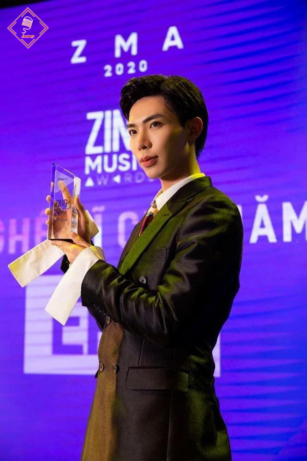 Ca sĩ Erik nhận giải thưởng trong chương trình Zing Music Award