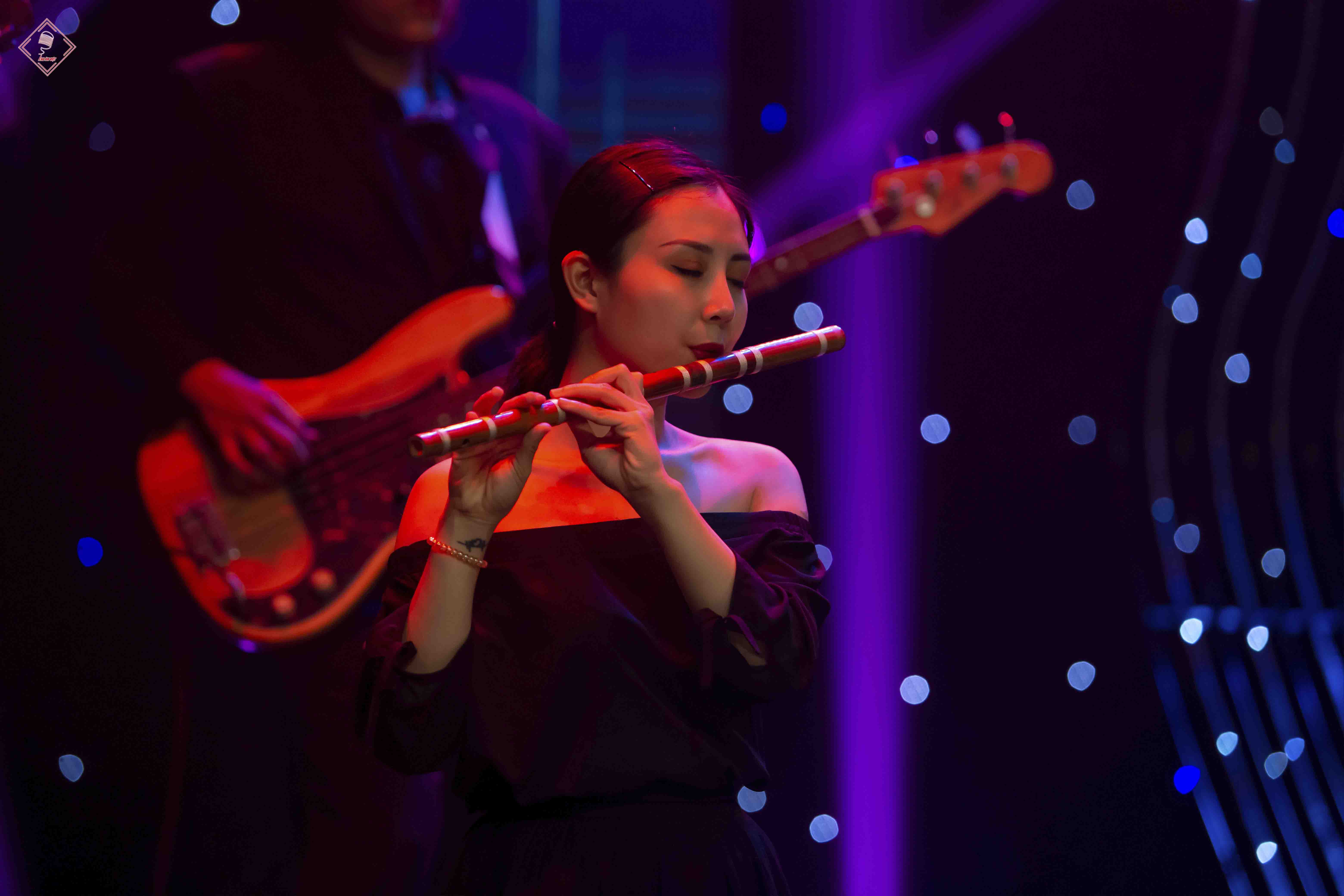 Nhạc cụ sáo trúc xuất hiện trong MV sân khấu 