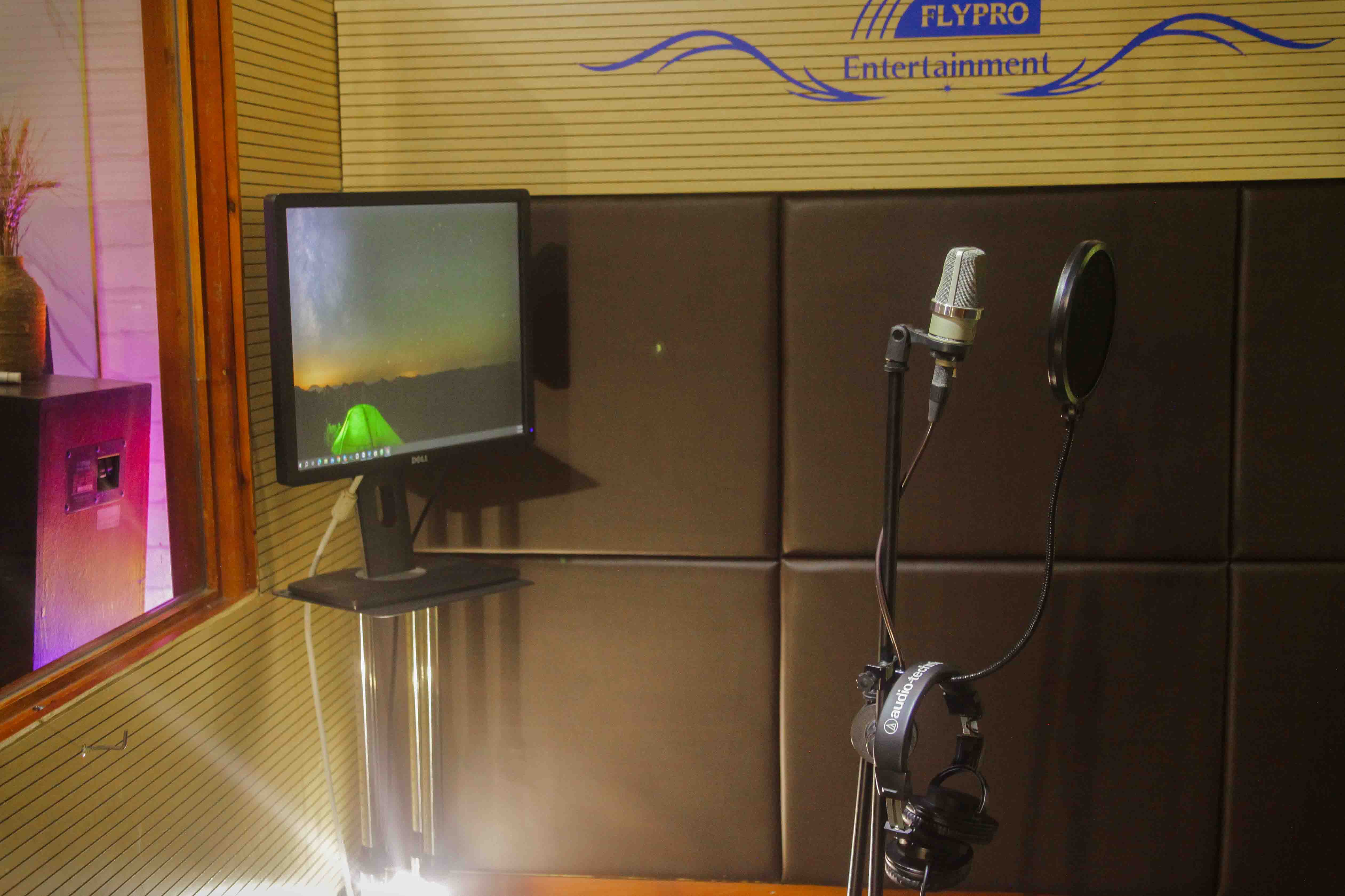 Thực hiện thu âm tại phòng thu của Thu Âm Việt
