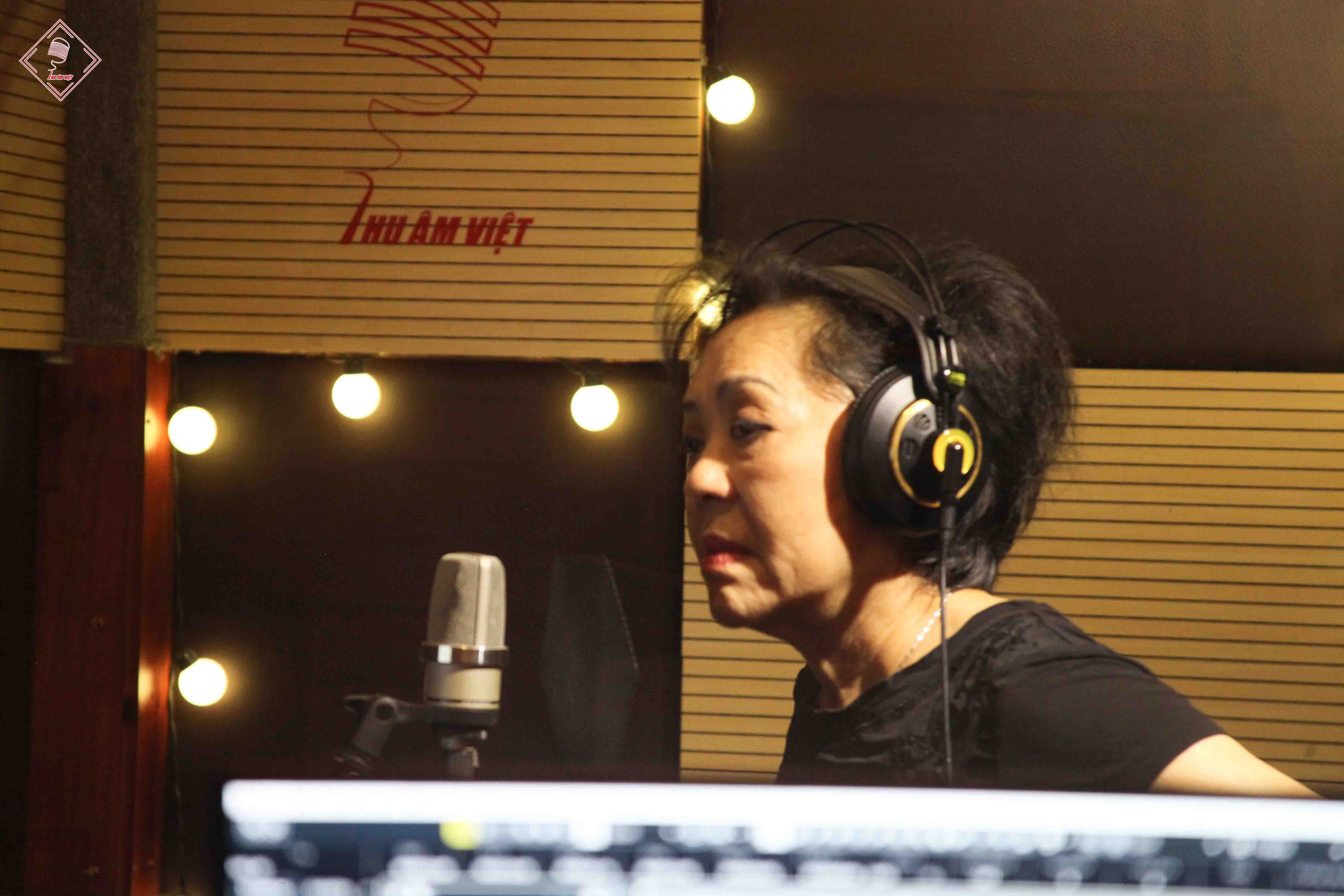 Danh ca Giao Linh thu âm ca khúc "Thành Phố Buồn" của nhạc sĩ Lam Phương tại phòng thu âm Thu Âm Việt