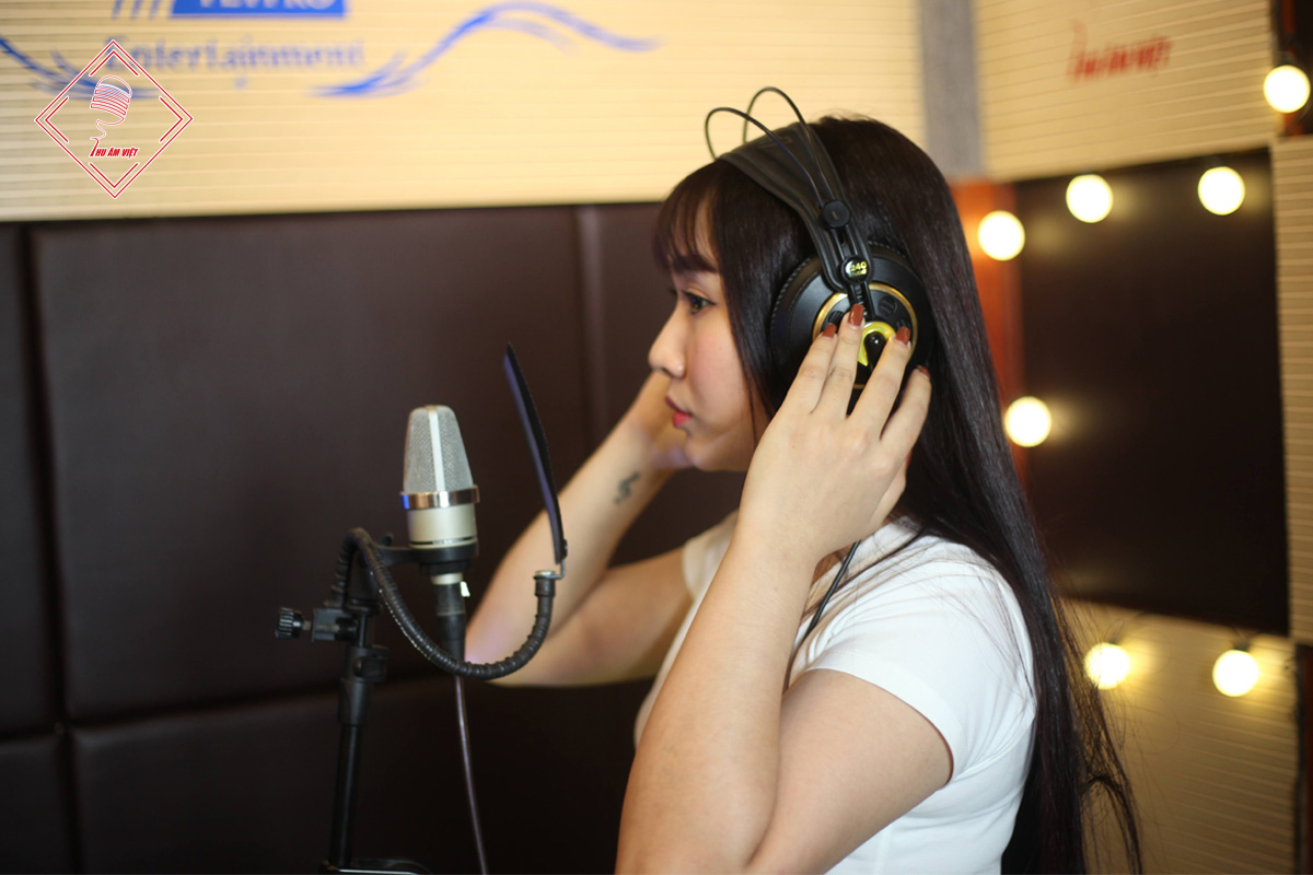 Ca sĩ Hồ Phương Liên tại phòng thu âm Thu Âm Việt