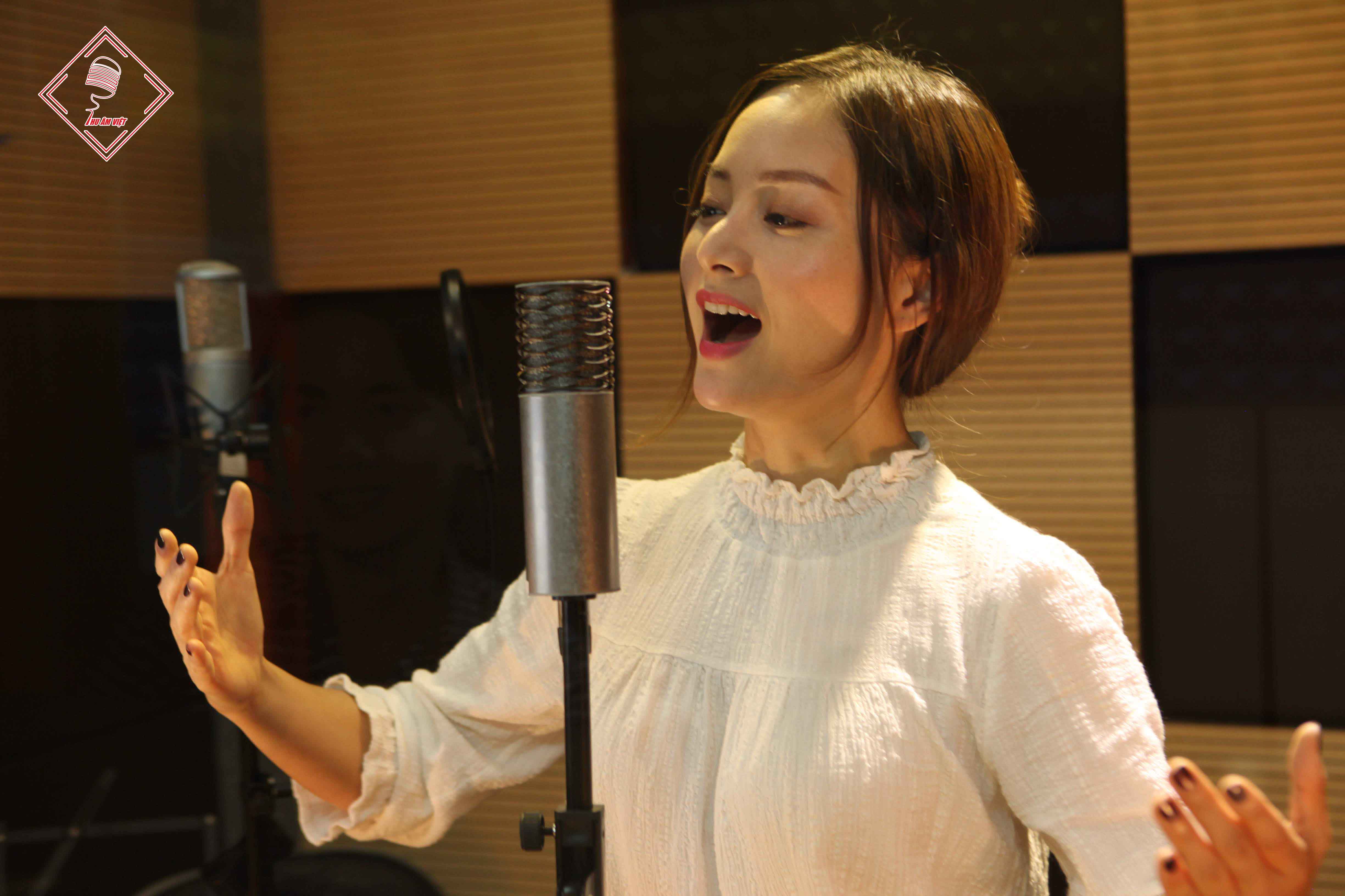 Diễn viên Lan Phương thể hiện ca khúc nhạc phim tại Thu âm việt