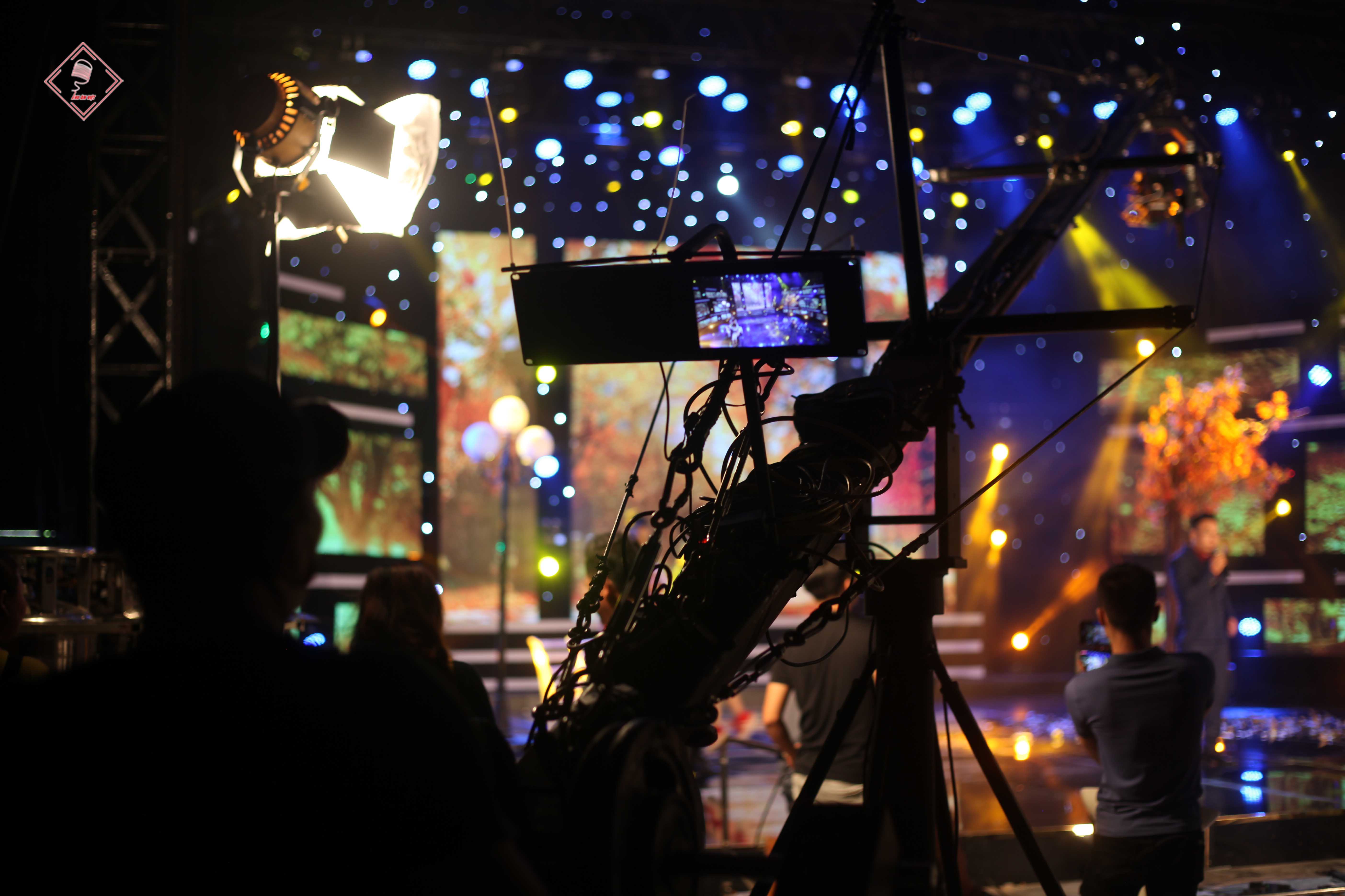 Ekip quay - dựng phim chuyên nghiệp tại Thu Âm Việt đang thực hiện dự án quay MV sân khấu