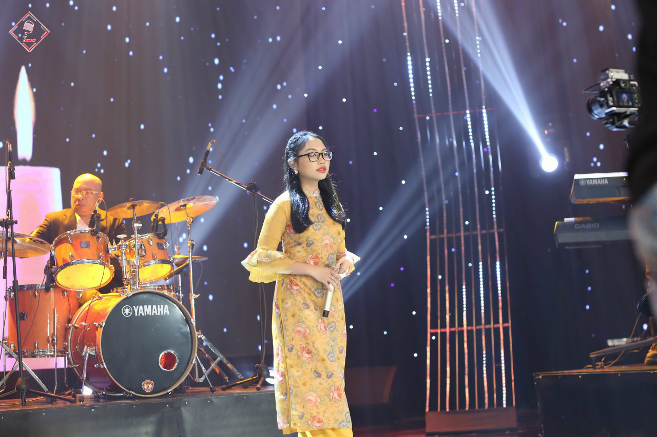 "Cô gái dân ca" Phương Mỹ Chi thướt tha trong tà áo dài tại bưởi ghi hình MV sân khấu do Thu Âm Việt sản xuất