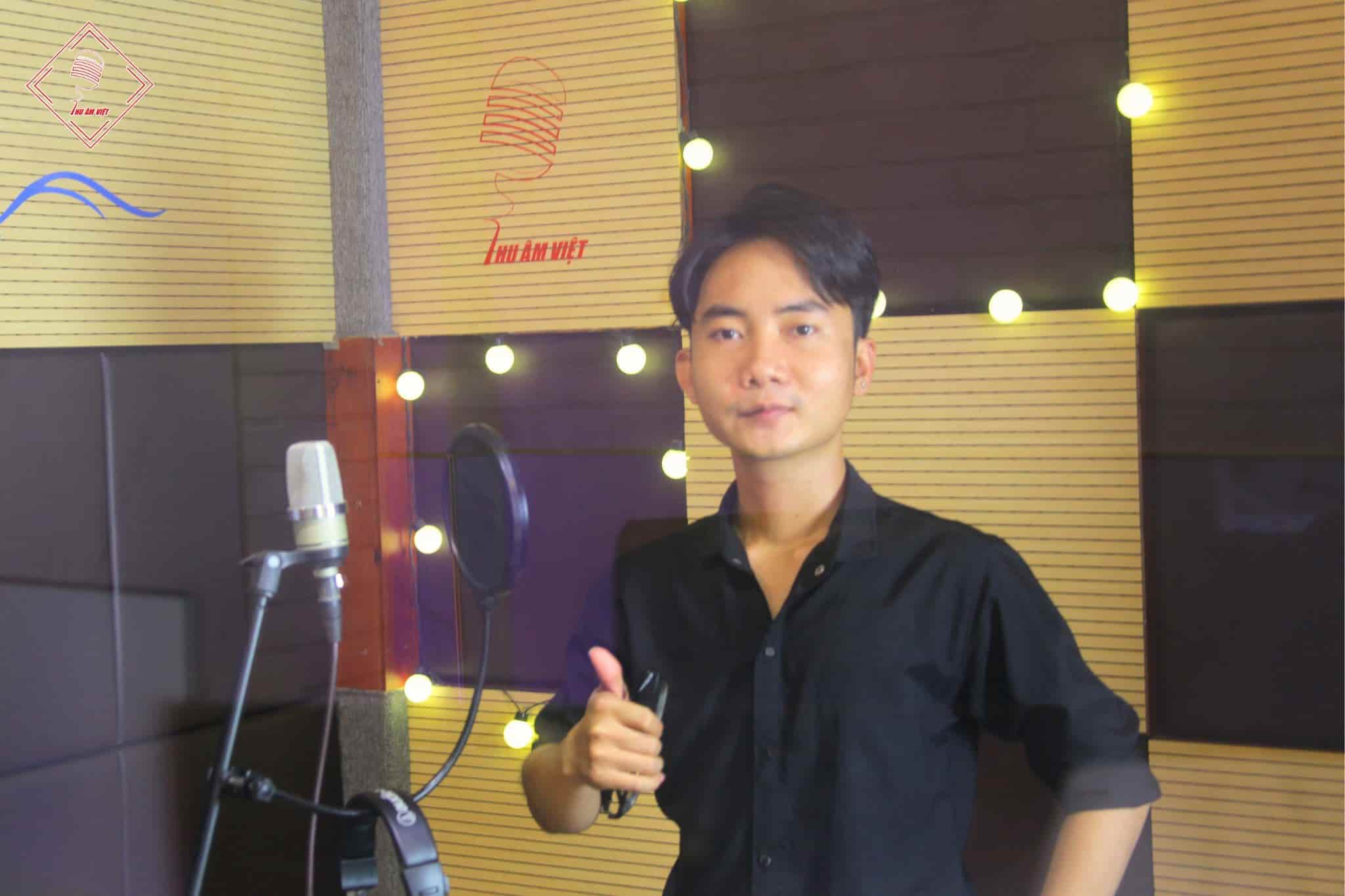Ca sĩ Huỳnh Đức tại phòng thu âm chuyên nghiệp