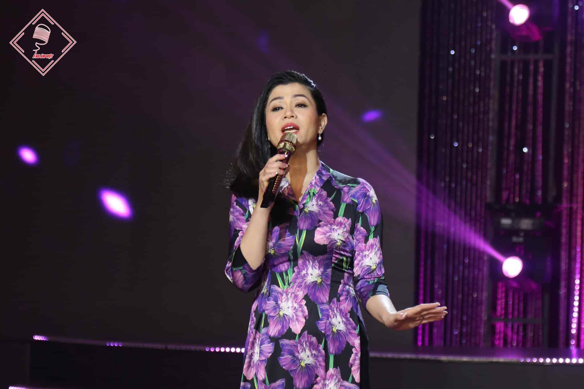 Ca sĩ Khánh Vân trong MV sân khấu "Hoa Tím Người Xưa"
