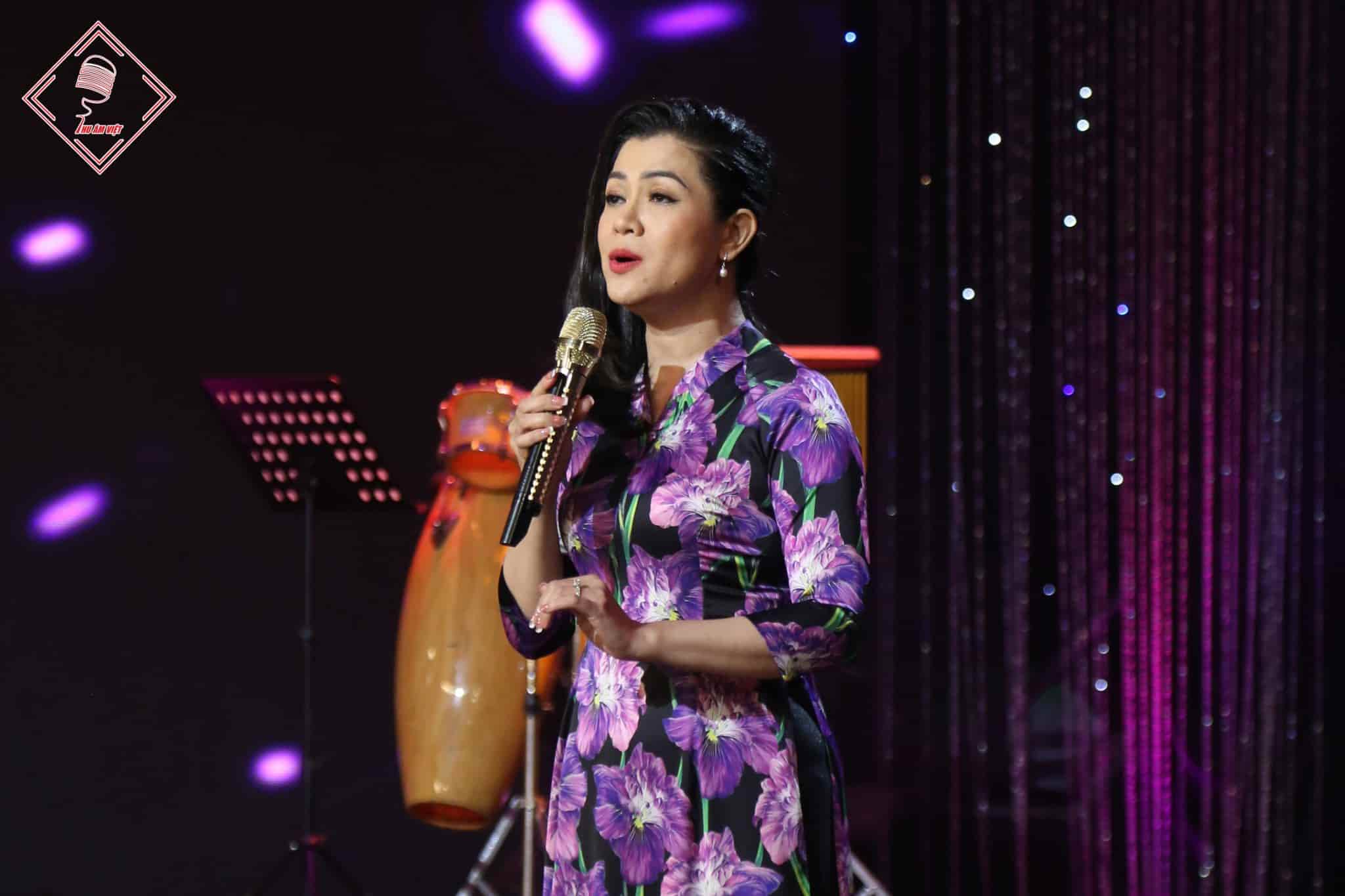 Ca sĩ Khánh Vân trong MV sân khấu "Hoa Tím Người Xưa"