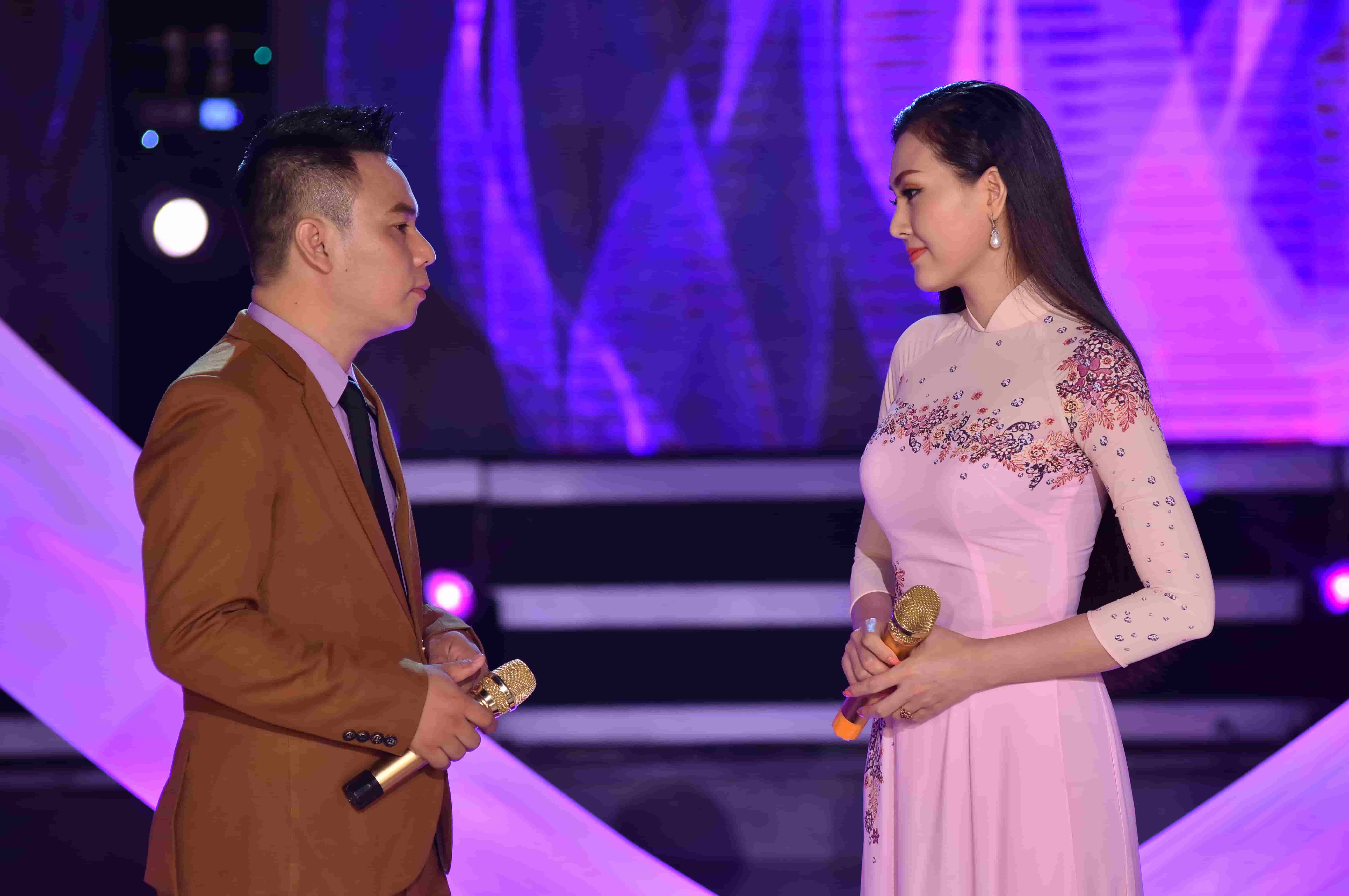 Ca sĩ hoa hậu Kim Thoa và ca sĩ Tài Chí Dũng trên sân khấu